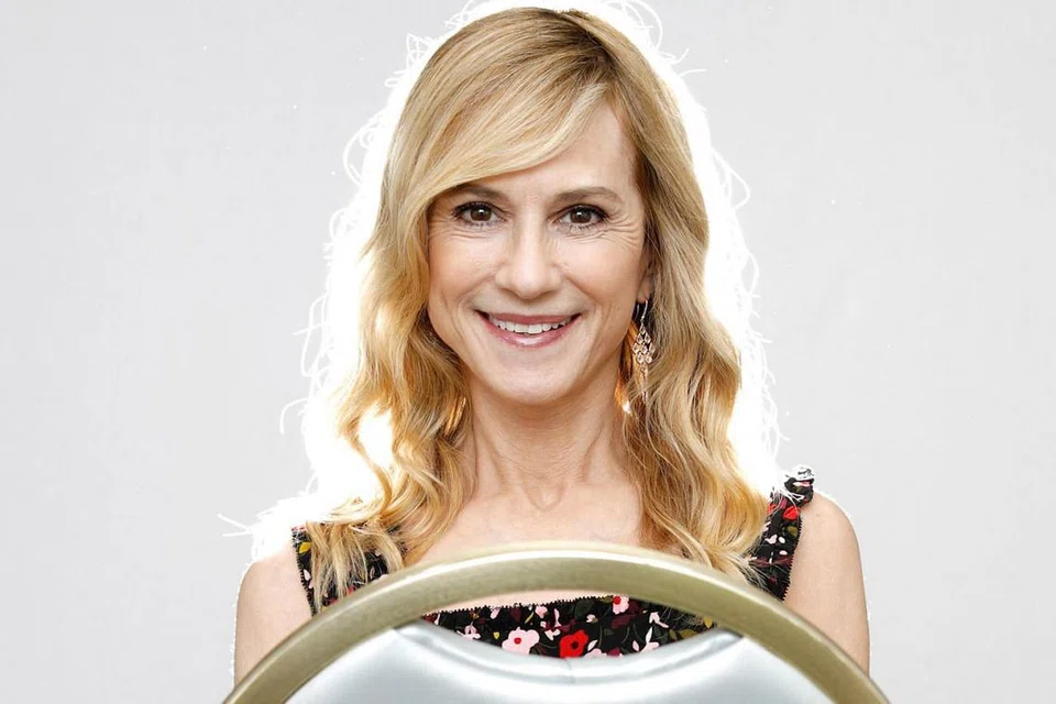 USIA BUKAN HALANGAN: Holly Hunter telah mencecah usia 60 tahun namun masih terus mendapat perhatian di peringkat antarabangsa. - Foto REUTERS