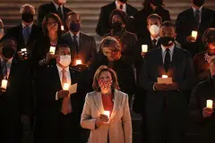 PERINGATI MANGSA COVID-19: Speaker Dewan Perwakilan Amerika, Cik Nancy Pelosi (tengah), dan bersama anggota perwakilan Demokrat dan Republikan bertafakur di tangga bangunan Capitol petang kelmarin bagi memperingati mangsa Covid-19. - Foto AFP