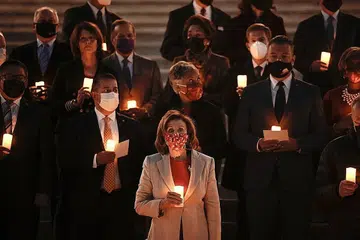 PERINGATI MANGSA COVID-19: Speaker Dewan Perwakilan Amerika, Cik Nancy Pelosi (tengah), dan bersama anggota perwakilan Demokrat dan Republikan bertafakur di tangga bangunan Capitol petang kelmarin bagi memperingati mangsa Covid-19. - Foto AFP