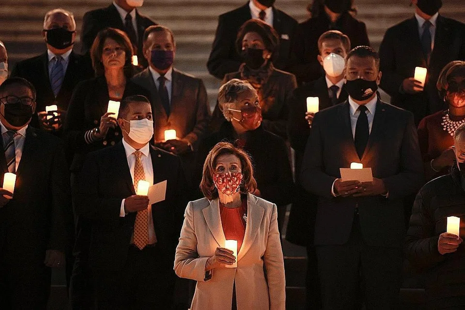 PERINGATI MANGSA COVID-19: Speaker Dewan Perwakilan Amerika, Cik Nancy Pelosi (tengah), dan bersama anggota perwakilan Demokrat dan Republikan bertafakur di tangga bangunan Capitol petang kelmarin bagi memperingati mangsa Covid-19. - Foto AFP