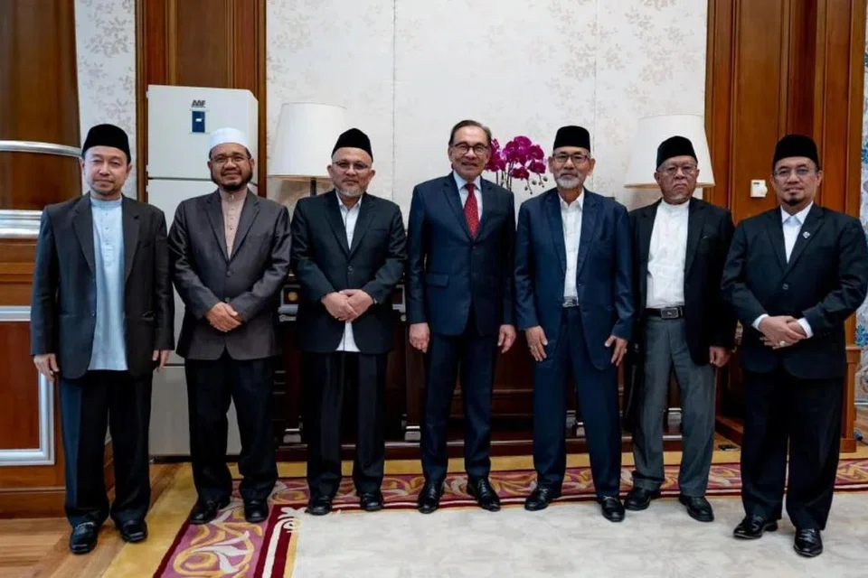 Perdana Menteri Malaysia, Datuk Seri Anwar Ibrahim (empat dari kanan), bersama agamawan di Putrajaya selepas mengadakan sesi pertemuan dan musyawarah bersama mereka. 