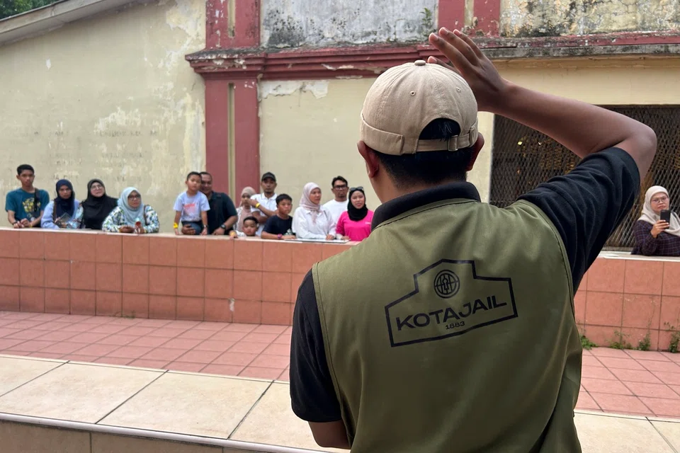 Seorang kakitangan Kota Jail memberi penerangan bagaimana tahanan penjara mandi beramai-ramai di hadapan kolah.