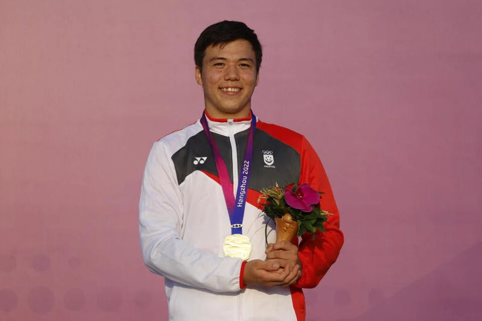 JUARA: Peluncur lelayang, Maximilian Maeder, 17 tahun, menang pingat emas pertama Singapura di Hangzhou.