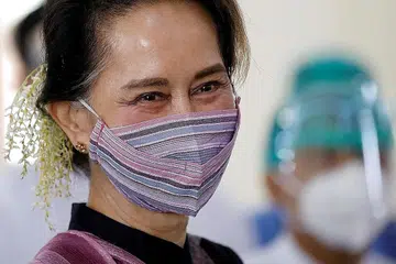 HADAPI RISIKO DIPENJARA: Myanmar berdepan kekecohan sejak Februari lalu, apabila kudeta tentera menggulingkan Cik Aung San Suu Kyi (gambar atas). Sejauh ini dilaporkan lebih 880 orang maut dalam tindakan keras junta susulan penentangan politik. - Foto REUTERS
