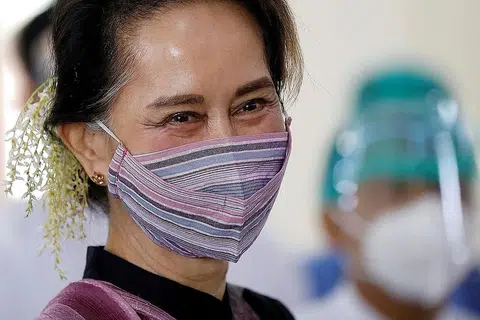 HADAPI RISIKO DIPENJARA: Myanmar berdepan kekecohan sejak Februari lalu, apabila kudeta tentera menggulingkan Cik Aung San Suu Kyi (gambar atas). Sejauh ini dilaporkan lebih 880 orang maut dalam tindakan keras junta susulan penentangan politik. - Foto REUTERS