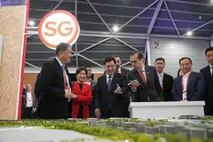 PERTINGKATKAN PERKILANGAN: DPM Heng (tiga dari kiri) di Forum ITM diadakan di Singapore Expo semalam. - Foto ZAOBAO