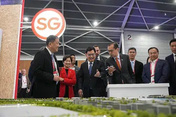 PERTINGKATKAN PERKILANGAN: DPM Heng (tiga dari kiri) di Forum ITM diadakan di Singapore Expo semalam. - Foto ZAOBAO
