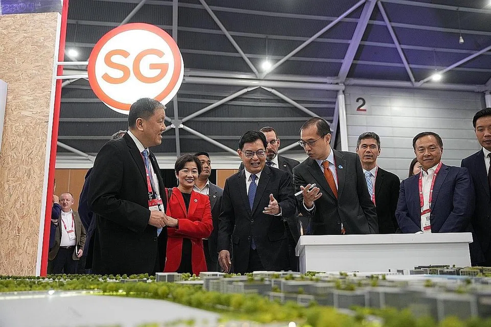 PERTINGKATKAN PERKILANGAN: DPM Heng (tiga dari kiri) di Forum ITM diadakan di Singapore Expo semalam. - Foto ZAOBAO