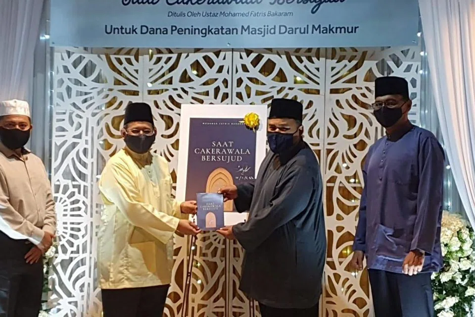 Buku 'Saat Cakerawala Bersujud' tulisan mantan Mufti Dr Fatris Bakaram dilancarkan dalam satu majlis di Masjid Darul Makmur pada 28 April 2021. Majlis dihadiri Dr Fatris bersama Timbalan Ketua Eksekutif Majlis Ugama Islam Singapura (Muis), Encik Kadir Maideen, serta pemimpin masjid.