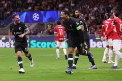 Kapten Liverpool, Virgil van Dijk (tengah), meraikan jaringan gol kedua Liverpool ke atas AC Milan. Di kiri ialah Alexis Mac Allister