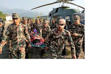 PENDUDUK CEDERA: Askar mengangkat seorang mangsa yang cedera ekoran gempa bumi di Jajarkot, Nepal, pada Jumaat. Berpuluh-puluh orang cedera dan rumah runtuh.