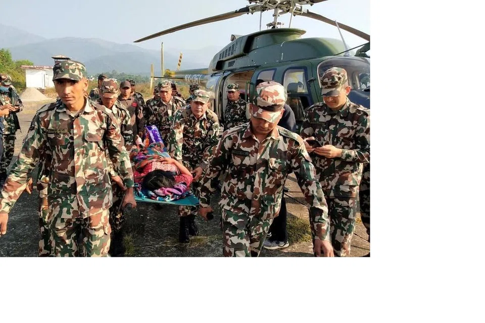 PENDUDUK CEDERA: Askar mengangkat seorang mangsa yang cedera ekoran gempa bumi di Jajarkot, Nepal, pada Jumaat. Berpuluh-puluh orang cedera dan rumah runtuh.