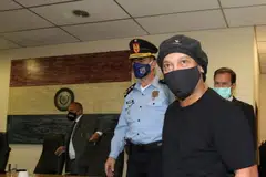 BEBAS BERSYARAT: Ronaldinho tiba di Mahkamah Keadilan Agung Paraguay kelmarin. Pendakwa mengesyaki abangnya, Roberto, tahu pasport yang mereka gunakan palsu. Hakim berkata beliau tidak melepaskan mereka daripada tuduhan, sebaliknya meluluskan permohonan melepaskan mereka sebagai langkah "menangguh prosedur undang-undang". - Foto REUTERS