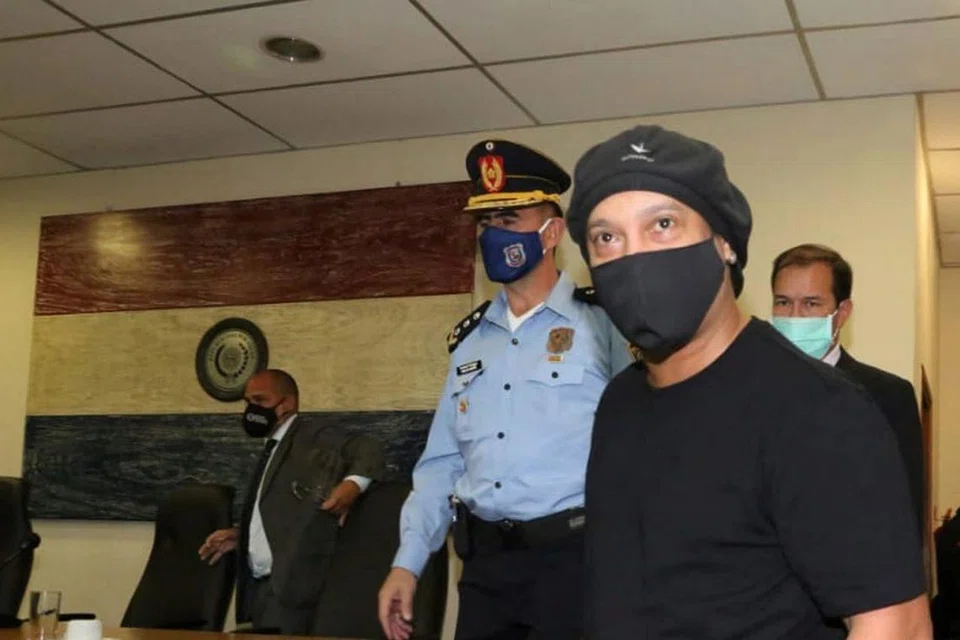 BEBAS BERSYARAT: Ronaldinho tiba di Mahkamah Keadilan Agung Paraguay kelmarin. Pendakwa mengesyaki abangnya, Roberto, tahu pasport yang mereka gunakan palsu. Hakim berkata beliau tidak melepaskan mereka daripada tuduhan, sebaliknya meluluskan permohonan melepaskan mereka sebagai langkah "menangguh prosedur undang-undang". - Foto REUTERS