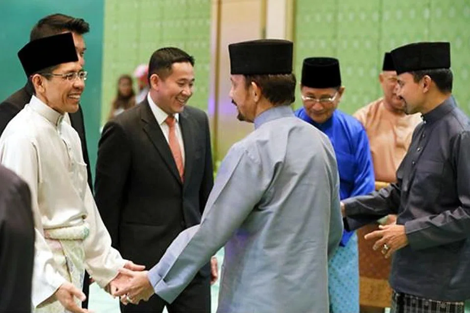 LAWAT BRUNEI: Dr Maliki (kiri) bersama Encik Baey dan Encik Amrin bertemu dengan Sultan dan Yang Di-Pertuan Negara Brunei Darussalam Baginda Sultan Haji Hassanal Bolkiah Mu'izzaddin Waddaulah (tiga dari kiri) semasa lawatan sempena Hari Raya. - Foto MFA