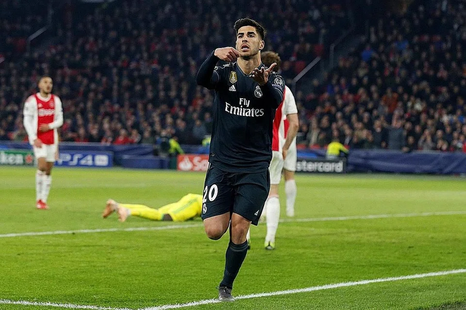 PENYELAMAT REAL: Pemain Real Madrid, Marco Asensio, meraikan jaringannya dalam perlawanan menentang Ajax Amsterdam pada aksi Liga Juara-Juara di Amsterdam, awal pagi tadi. - Foto Reuters