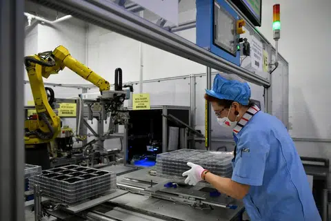 NAIK PADA JUN: Indeks Pembelian Pengurus (PMI) meningkat 0.2 mata kepada 49.7 pada Jun, menguncup pada kadar yang lebih perlahan berbanding Mei, menurut data dari Institut Pembelian dan Pengurusan Bahan Singapura (SIPMM) pada Isnin.