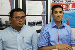 Datuk Azmin (kanan) bersama Datuk Amirudin. - Foto fail