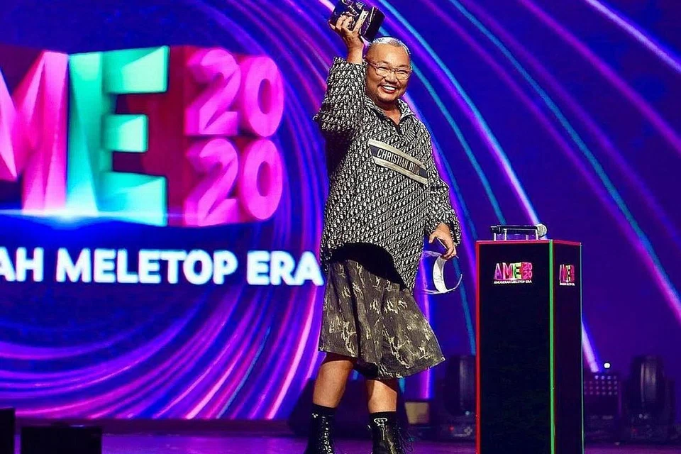 SEJUJURNYA MINTA MAAF: Pengarah Michael Ang yang membawa pulang trofi Anugerah Drama MeleTOP menerusi 'Sweet Dreams' meminta maaf kepada Noraniza Idris jika kata-katanya di Twitter menyinggung perasaan bintang itu. - Foto Instagram MICHAEL ANG