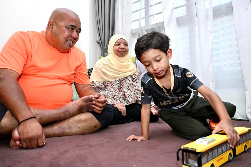 Walaupun kurang daya penglihatan, Cik Siti Rossaliza Rosli (tengah), dan Encik Nazarudin Abdul Razak, tetap mencari cara bermain bersama anak tunggal mereka, Sharynda Naqib Nazarudin.