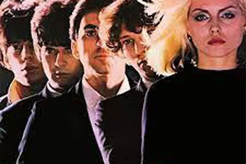 TOLAK TAWARAN: Debbie Harry (paling kanan) daripada kumpulan rok Blondie menolak tawaran menyanyikan lagu For Your Eyes Only kerana tidak selesa dengan liriknya yang menggambarkan wanita mudah menyerah kalah pada kehendak lelaki.