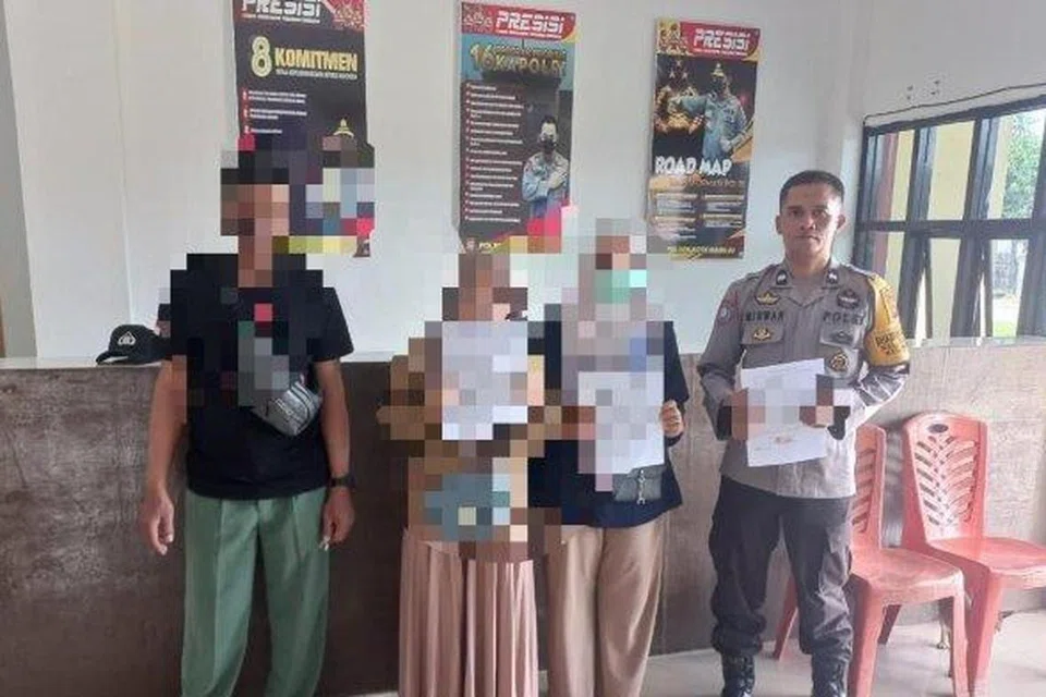 Kejadian kedua-dua lelaki ‘dimadukan’ itu turut menjadi tular di media sosial.