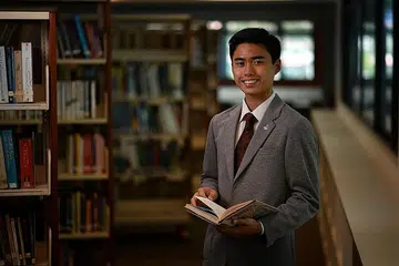 MENGATASI KEMUNGKINAN: Walaupun mengalami disleksia, Ahmat berkata beliau telah cuba untuk melengkapkan pembelajarannya dengan cara lain seperti kad imbasan dan menjadualkan masanya supaya dapat meluangkan lebih masa untuk subjek-subjek yang tertentu. - Foto BH oleh CHONG JUN LIANG
