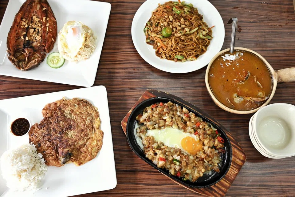Hidangan ‘Bangsilog’, ‘Pancit Canton’, ‘Kinamatisan Tulya’, ‘Sizzling Chicken Sisig’ dan ‘Tortang Talong’ ialah antara hidangan Filipina paling digemari pelanggan di Nanay’s Kitchen. 