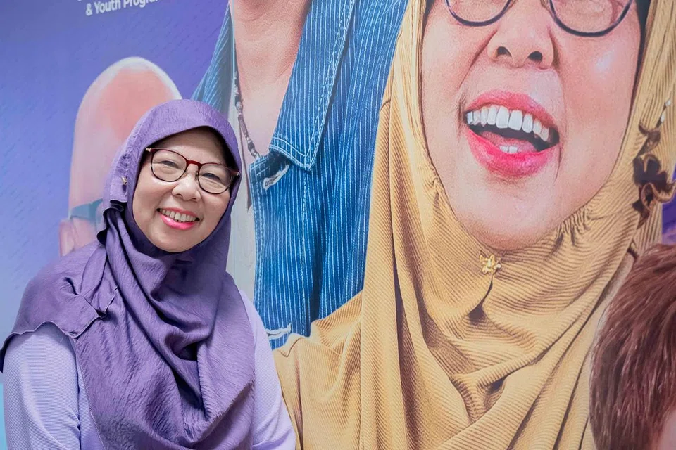 Cik Foziah Yeon menjadi wajah poster bagi iklan program pemulihan Persatuan Barah Singapura (SCS).