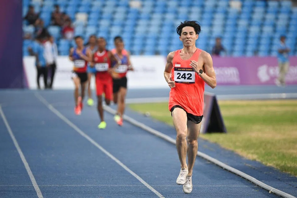 Pelari jarak jauh Singapura, Soh Rui Yong (depan), dalam peringkat akhir acara 10,000 meter di Stadium Negara Morodok Techo pada Mei 11, 2023 semasa Sukan SEA 2023 di Kemboja. Beliau meraih pingat perak dengan mencatat 31 minit 10.7 saat.
