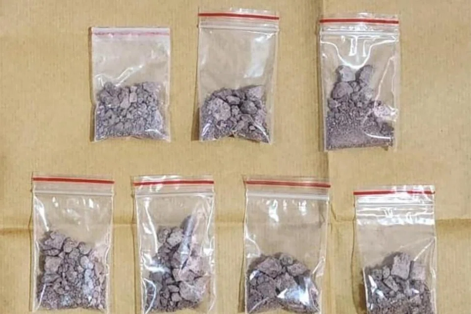 DIRAMPAS: Dadah terkawal, termasuk heroin, dirampas di sekitar Redhill Close sewaktu operasi serbuan CNB yang dijalankan pada 20 November 2023.