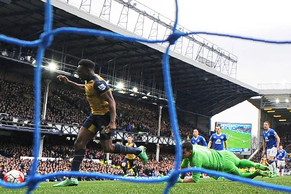 GOL PERTAMA: Danny Welbeck (kiri) menjaringkan gol pertama Arsenal ke gawang Everton dalam perlawanan yang berkesudahan kemenangan Arsenal 2-0 ke atas Everton. - Foto AFP