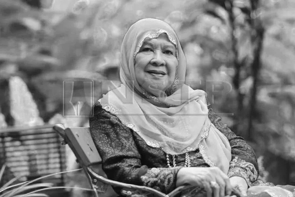 Allahyarhamha Maria Menado yang membintangi banyak filem Melayu klasik ikonik, dilapor menghembuskan nafas terakhir akibat sakit tua, di sisi anggota keluarga pada tengah hari 30 April.