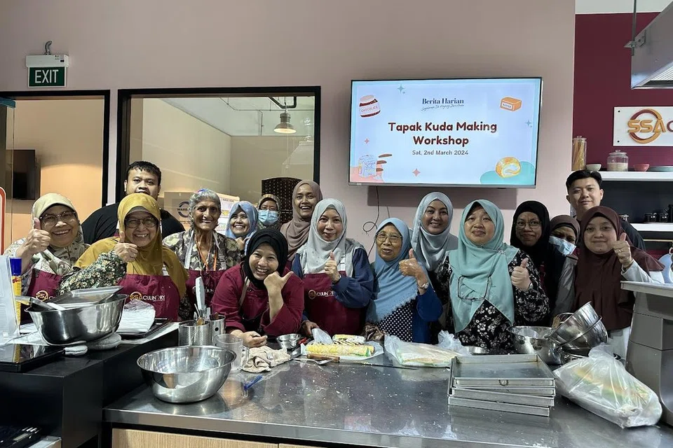 Peserta bengkel membuat kek tapak kuda pada 2 Mac bergambar bersama. Cik Asminah Narsi (tujuh dari kanan) amat berpuas hati mengikuti bengkel anjuran BH itu.