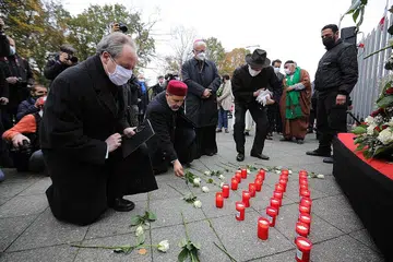PEMIMPIN PELBAGAI AGAMA PERINGATI KORBAN VIENNA: Para pemimpin Protestan, Katolik dan Islam memberi penghormatan kepada korban pengganasan di Vienna, di luar Kedutaan Austria di Berlin minggu lalu. - Foto AFP