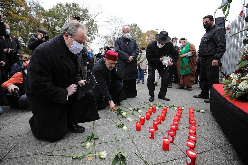 PEMIMPIN PELBAGAI AGAMA PERINGATI KORBAN VIENNA: Para pemimpin Protestan, Katolik dan Islam memberi penghormatan kepada korban pengganasan di Vienna, di luar Kedutaan Austria di Berlin minggu lalu. - Foto AFP