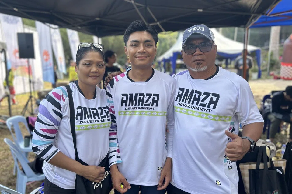 Encik Izzadnaff Abdul Qusyairi Abdul Manaf (tengah), bersama bapanya, Encik Abdul Manaf Abdullah, atau lebih mesra dikenali sebagai Abang Mann (kanan), dan ibunya, Cik Azizah Mohd Puteh.