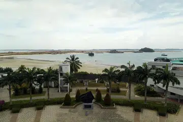 TERKANDAS: Sebuah feri Indonesia terkandas dekat Pulau Tekong pada 9 Julai 2018.