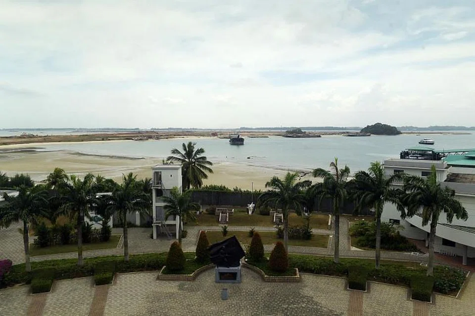 TERKANDAS: Sebuah feri Indonesia terkandas dekat Pulau Tekong pada 9 Julai 2018.