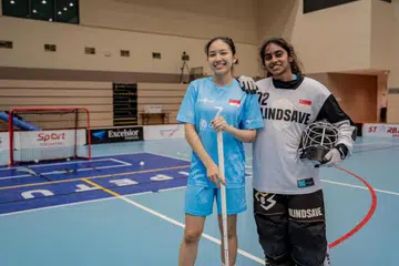 REBUT PELUANG: Pemain floorball wanita Singapura, Nasha Jeffri (kiri) dan Shazana Noor, akan membuat penampilan sulung mereka dalam Kejohanan Floorball Dunia Wanita 2023, yang berlangsung 2 hingga 10 Disember di OCBC Arena.