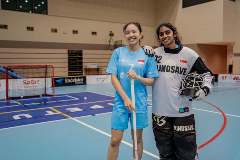 REBUT PELUANG: Pemain floorball wanita Singapura, Nasha Jeffri (kiri) dan Shazana Noor, akan membuat penampilan sulung mereka dalam Kejohanan Floorball Dunia Wanita 2023, yang berlangsung 2 hingga 10 Disember di OCBC Arena.