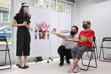 PENCEGAHAN: Warga emas Generasi Perintis dan Merdeka di Marsiling akan menerima vaksinasi percuma untuk mengelak penyakit pneumonia dalam satu program baru, Smart Wellness Programme@ Marsiling yang dilancarkan oleh Encik Zaqy (dua dari kanan) semalam. - Foto PEJABAT KEJIRANAN MARSILING