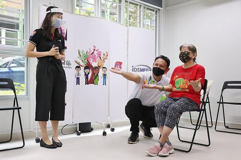 PENCEGAHAN: Warga emas Generasi Perintis dan Merdeka di Marsiling akan menerima vaksinasi percuma untuk mengelak penyakit pneumonia dalam satu program baru, Smart Wellness Programme@ Marsiling yang dilancarkan oleh Encik Zaqy (dua dari kanan) semalam. - Foto PEJABAT KEJIRANAN MARSILING