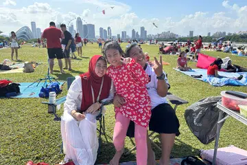 BERKELAH: Cik Nur Diana Ramli bersama suaminya, Encik Ahmad Pasuni, serta anak saudara Nur Qisya Insyirah, 10 tahun, dilihat berkelah di Bendungan Marina pada awal petang Rabu.