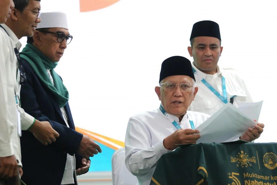 Pengerusi baharu Nahdlatul Ulama (NU), Encik Abdul Hakim Mahfudz, (dua dari kanan) yang lebih dikenali sebagai Gus Kikin, berucap pada hari terakhir Muktamar NU ke-35 di Pondok Pesantren Bahrul Ulum Tambakberas, Jombang, Jawa Timur, pada 31 Ogos 2026. Beliau dipilih sebulat suara untuk menerajui pertubuhan Islam terbesar Indonesia itu bagi penggal 2026-2031.