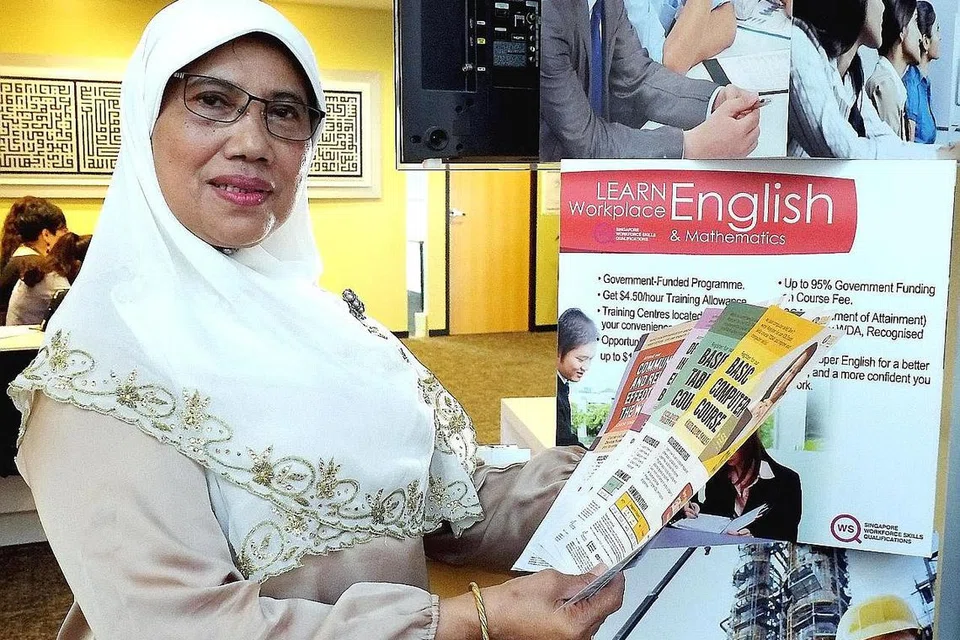 KINI LEBIH YAKIN BERBAHASA INGGERIS: Cik Saudah menggalakkan lebih ramai individu dalam masyarakat menggunakan Kredit SkillsFuture mereka untuk mempertingkatkan diri. - Foto KHALID BABA