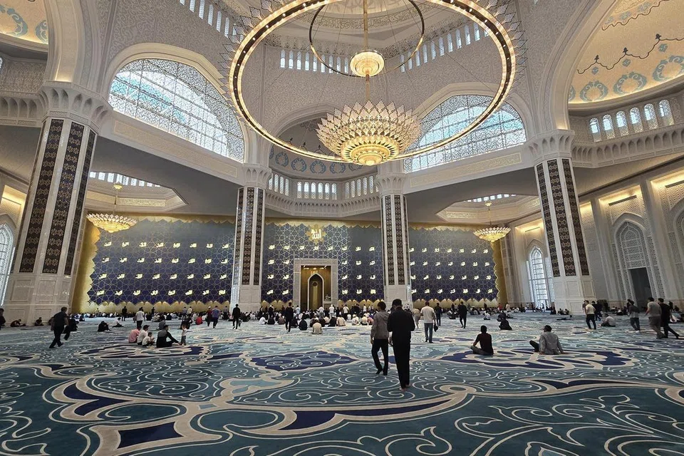 Masjid Besar Astana di Kazakhstan merupakan salah satu masjid terbesar di dunia.