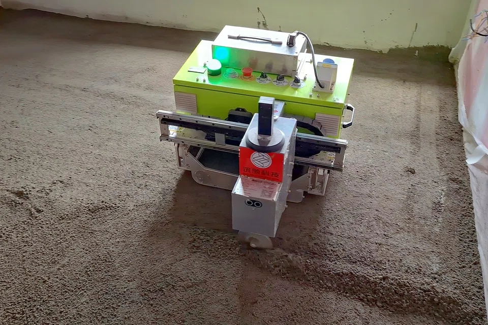 Robot meratakan konkrit memudahkan proses meratakan dan melicinkan lantai, sekali gus meningkatkan kelajuan dan ketepatan kerja.