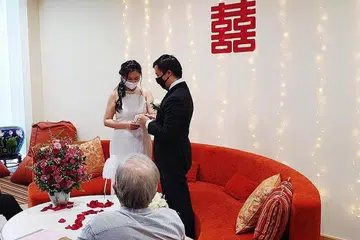 PERKAHWINAN DI CC: Pasangan Cik Kang Gui Ling dan Gerard Ong Zhenyi menyewa bilik acara di Kelab Masyarakat Woodlands Galaxy bagi majlis perkahwinan mereka, dan mendapati ia cukup luas untuk menampung tetamu daripada kedua-dua keluarga. - Foto-foto FACEBOOK PA