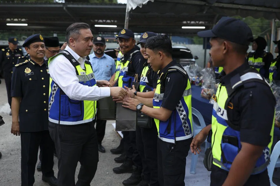 Menteri Pengangkutan Malaysia, Encik Anthony Loke, beramah mesra dengan anggota Jabatan Pengangkutan Jalan (JPJ) yang mengadakan Ops khas terhadap kenderaan yang melalui kawasan Stesen Penguatkuasa JPJ Semenyih dan berbuka bersama anggota.